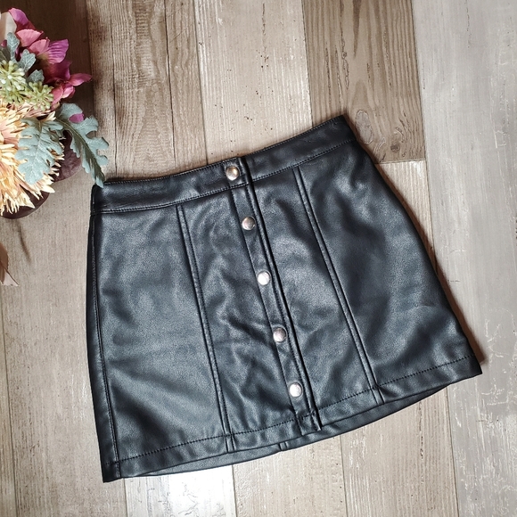 Forever 21 Black Vegan Leather Girls Mini Skirt Size 9/10 NWOT - Picture 9 of 12